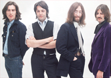 Os Beatles com o produtor George Martin em Londres, na Inglaterra