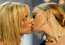 Britney Spears e Madonna durante apresentação em NY (28/08/2003)