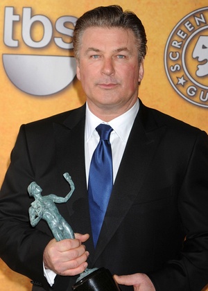 O ator Alec Baldwin posa com seu prêmio de 
melhor ator de série de comédia do Screen Actors Guild Award 
(23/10/2010)