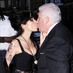 Amy Winehouse dá selinho do pai Mitch na saída de hospital (27/4/2010)