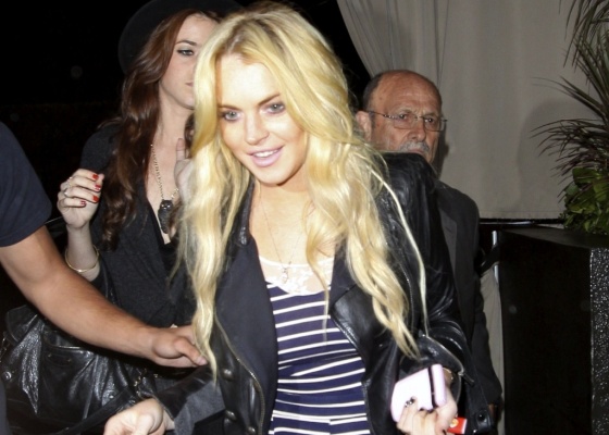 Lindsay Lohan saindo de um clube noturno em Los Angeles acompanhada de amigos (21/6/2010)