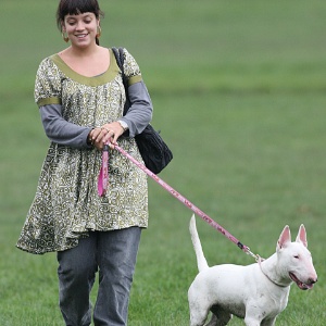 A cantora Lily Allen e sua cachorra Maggie May em um parque em Londres (20/2/2007)