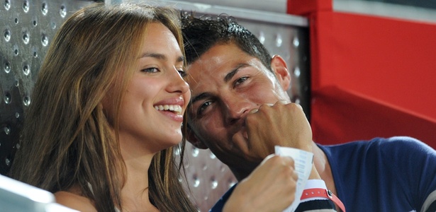 Cristiano Ronaldo e Irina Shayk assistem juntos a jogo de basquete Espanha x EUA, em Madri (22/8/2010)