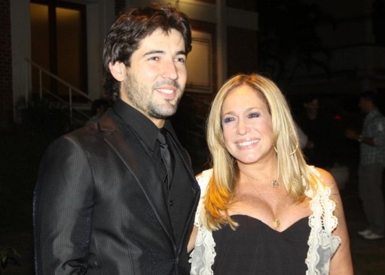 http://m.i.uol.com.br/celebridades/2010/09/27/sandro-pedroso-posa-com-susana-vieira-no-rio-de-janeiro-21910-1285603884971_560x400.jpg