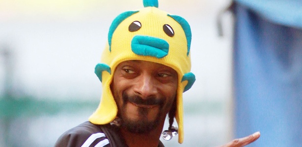 Snoop Dogg chega a gravação de clipe com chapéu de peixinho em Los Angeles (18/11/2010)