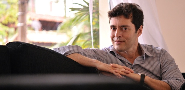 O roteirista e ator de novelas, Tiago Santiago 