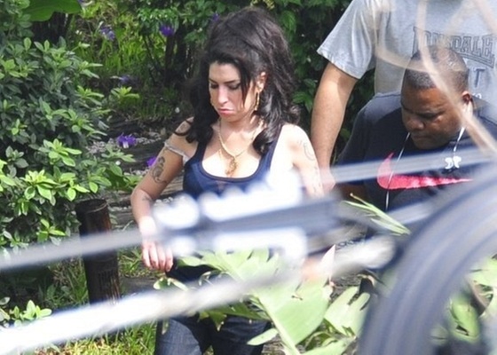 Amy Winehouse chega ao Hotel Santa Teresa, no Rio de Janeiro (5/1/11)