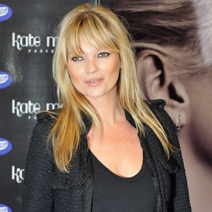 Modelo inglesa. Tornou-se um ícone da moda a partir da década de 90, apresentando-se como uma antítese ao estilo saudável do grupo de supermodelos formado por Cindy Crawford, Naomi Campbell, Claudia Schiffer e Linda Evangelista. Teve relacionamentos conturbados com Johnny Depp e Pete Doherty.