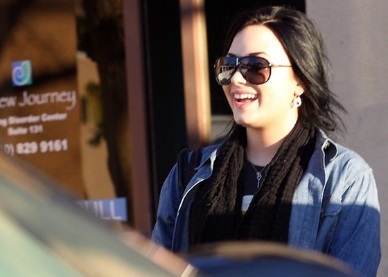 A atriz Demi Lovato fotografada em frente ao New Journey 