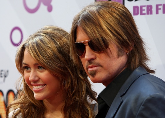 Miley Cyrus e o pai Billy Ray Cyrus na première de Hannah Montana: The Movie em Munique, Alemanha (25/4/2009)