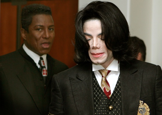 Jermaine Jackson (ao fundo) e Michael Jackson no tribunal de Santa Barbara, Califórnia (9/5/2005)