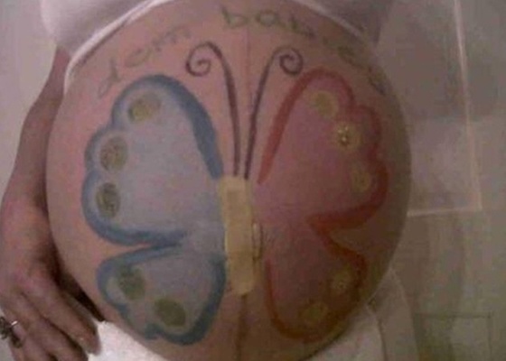 Grávida de gêmeos, Mariah Carey pinta a  barriga e coloca foto no Twitter (28/3/2011)