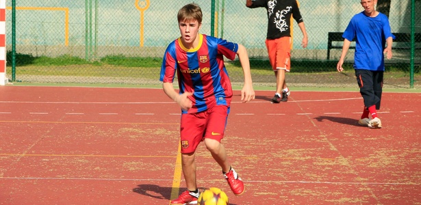 http://m.i.uol.com.br/celebridades/2011/04/05/justin-bieber-joga-futebol-usando-camiseta-do-barcelona-em-madri-442011-1302030573214_615x300.jpg