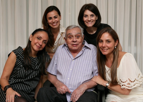 Chico Anysio comemora aniversário de 80 anos ao lado de Cininha de Paula, Daniela Escobar, Malga (sua esposa) e Heloisa Perissé (12/4/2011)