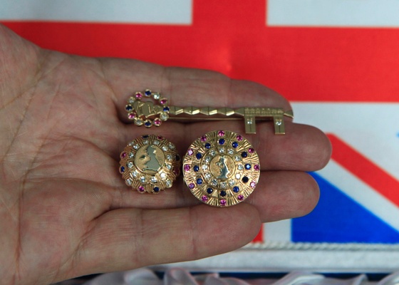 Joalheiro romeno Ovidiu Paraianu mostra dois anéis e uma chave que ele espera entregar para a Rainha Elizabeth, príncipe William e Kate Middleton, em Bucareste (15/4/2011)