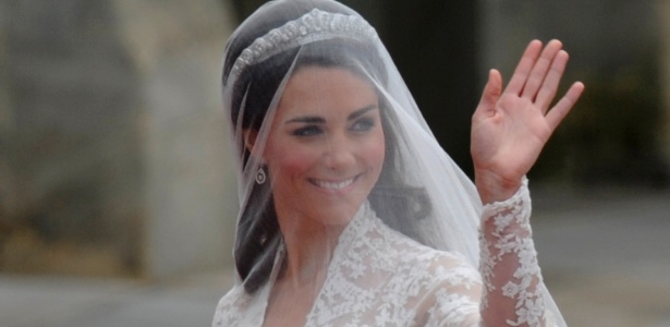 Kate Middleton acena para admiradores ao chegar à Abadia de Westminster (29/4/2011)