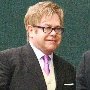O cantor Elton John a caminho da Abadia de Westminster para o casamento do príncipe William e Kate Middleton (29/4/11)