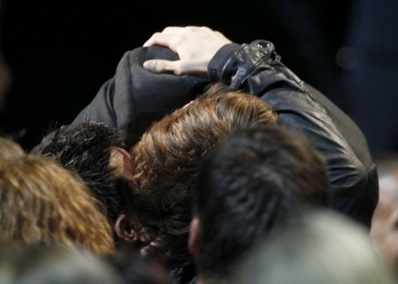 Robert Pattinson beija na boca seu colega da saga Crepúsculo, Talylor Lautner, durante o MTV Movie Awards