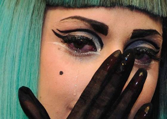 Lady Gaga chora durante coletiva de imprensa ao falar sobre tsunami no Japão, em Tóquio (23/6/2011)