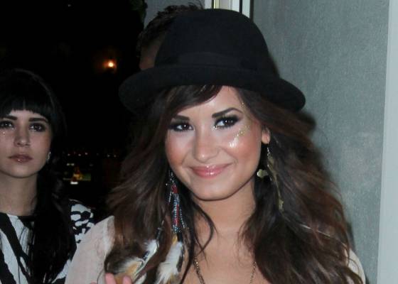 Atriz e cantora Demi Lovato acena para os fãs ao sair de hotel na Califórnia (20/7/11)