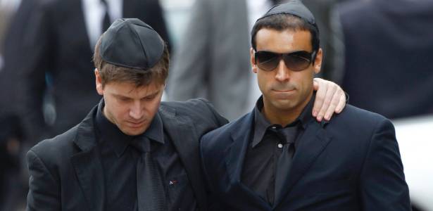 Daniel Zukerman, o Impostor do "Pânico na TV", e André Machado, produtor do programa, foram fotografados no funeral da cantora Amy Winehouse em Londres (26/7/11)