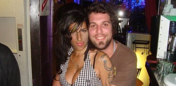 Amy Winehouse e o músico brasileiro Rodrigo Lampreia, em bar de Londres (2010)