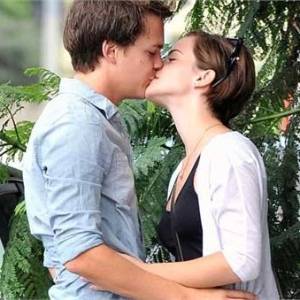 Emma Watson é vista aos beijos com colega de elenco (7/8/2011)