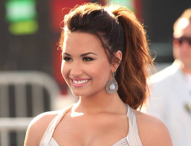 Demi Lovato lan a disco e fala sobre problemas de alimenta o