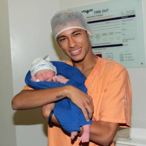 Neymar segura o filho recém-nascido no colo no hospital São Luiz, em São Paulo (24/8/2011)