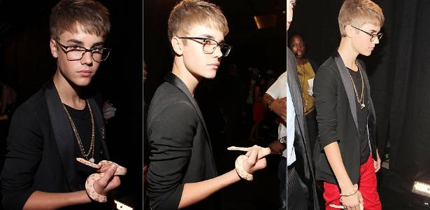 O cantor Justin Bieber chega sério e de óculos ao Video Music Awards 2011, em Los Angeles (28/8/2011)