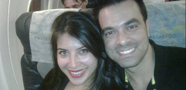 A ex-bbb Priscila Pires posta foto ao lado do marido, Bruno, a caminho de Barretos (26/8/2011)