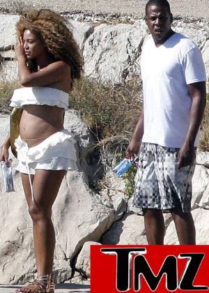 Beyoncé e o marido Jay-Z andam na praia em Hvar, na Croácia
