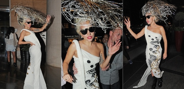 A cantora Lady Gaga ostenta mais um look extravagante, com um enorme arranjo de cabeça feito de metal e sapatos de salto altíssimos, ao chegar a um hotel em Nova York (13/9/11) 