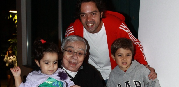 De cadeira de rodas, Chico Anysio vai ao cinema com o filho e os netos (27/9/11)