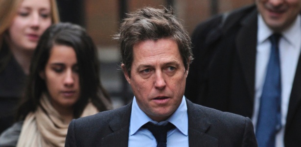 AFP Hugh Grant chega a tribunal de Londres para depor contra o extinto tabloide "News Of the World" (21/11/2011)