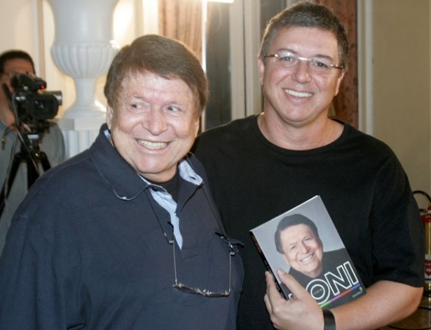 Pai e filho juntos no lançamento de "O Livro do Boni", no qual o ex-executivo relata suas memórias