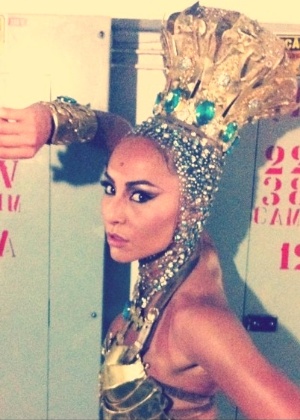 Foto postada por Sabrina mostrando sua fantasia de Carnaval usada para a vinheta da rede Globo (29/11/11)