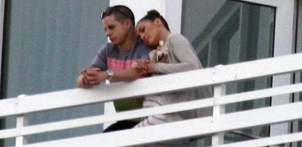 Jennifer Lopez curte momentos românticos ao lado do namorado, o dançarino Casper Smart, na sacada do hotel em Miami (22/1/12)