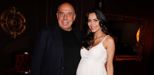Grávida de nove meses, Daniela Albuquerque posa com o marido, Amilcare Dallevo, um dos donos da RedeTV! (22/3/12)