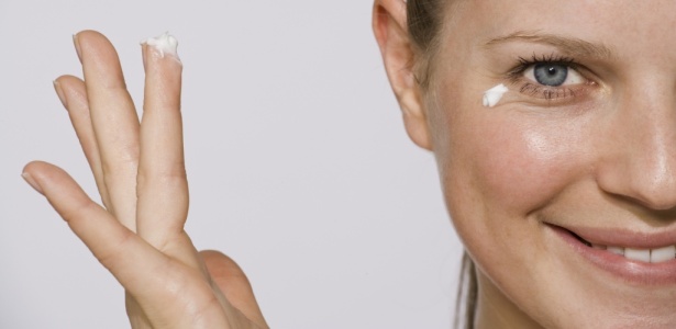 Deixar de usar hidratante ou creme antissinais no rosto é um dos dez erros que comprometem a beleza da pele