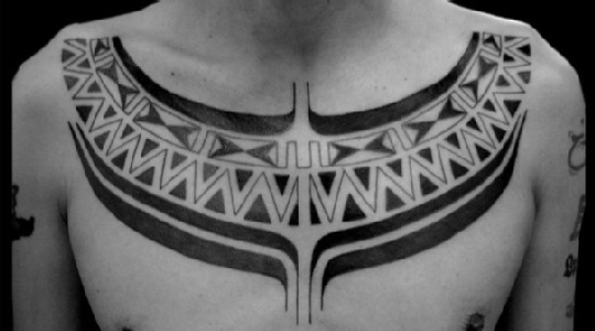 Tatuagem tribal no peito feita