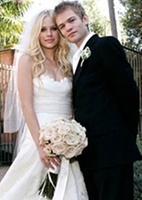 Vestidos : A roqueira Avril Lavigne casou com um clássico Vera 
Wang