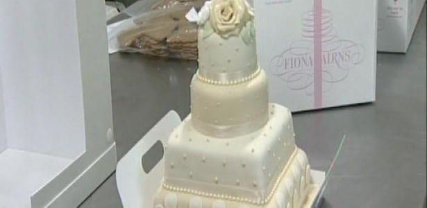 Bolo feito pela confeiteira britânica Fiona Cairns, que foi a escolhida para executar o bolo do casamento real