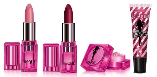 Produtos da nova linha de maquiagens da Risqué: batons Momento Penélope e Apuro Violeta, iluminador labial e brilho Atitude Pink