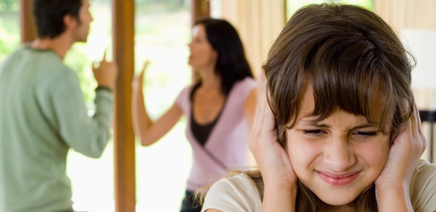 Crianças que presenciam brigas violentas dos pais têm mais dificuldades em se relacionar
