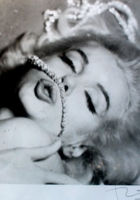 50 anos após sua morte, Marilyn Monroe ainda inspira o mercado de moda e beleza