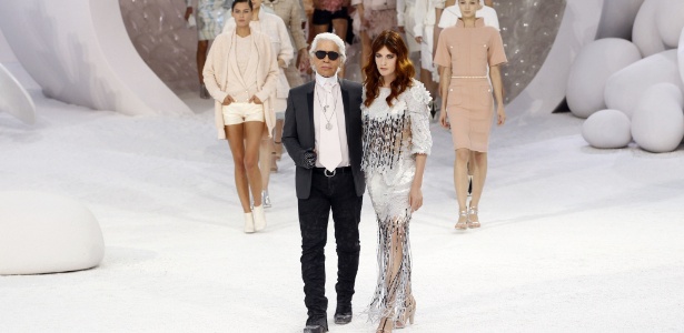 O estilista da marca, Karl Lagerfeld, e a cantora Florence Welch, ao final da apresentação, em Paris 