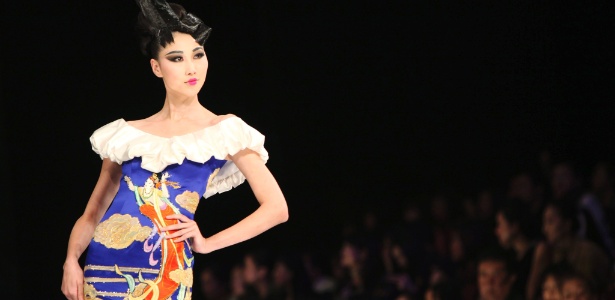 Modelo desfila look da marca chinesa Ne Tiger, considerada a mais antiga grife da luxo da China (27/10/2011)