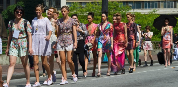 Modelos desfilam criações de novos estilistas pelas ruas de São Paulo (SP) na terceira edição do Fashion Mob, em 2011