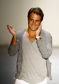 O estilista Maxime Perelmuter ao fim do desfile da British Colony para o Verão 2011 no Fashion Rio (31/05/2010)